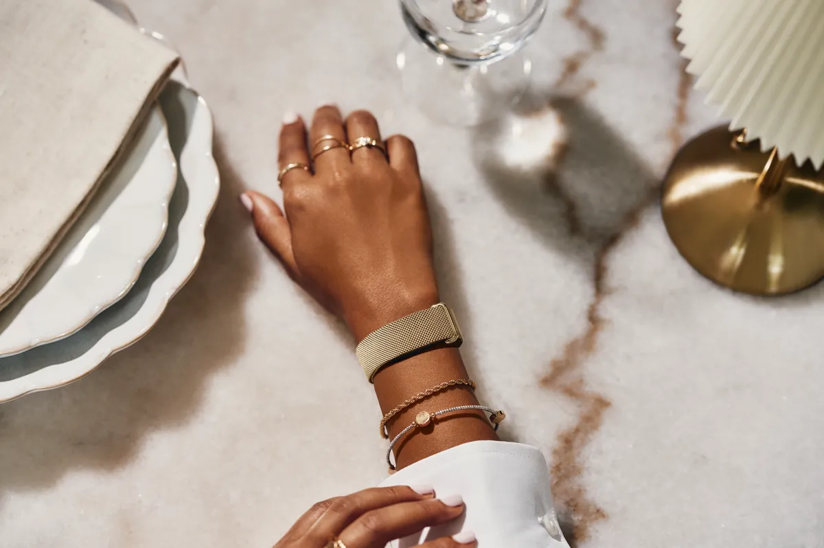 Fitbit Air với dây Metal Mesh màu vàng trên cổ tay