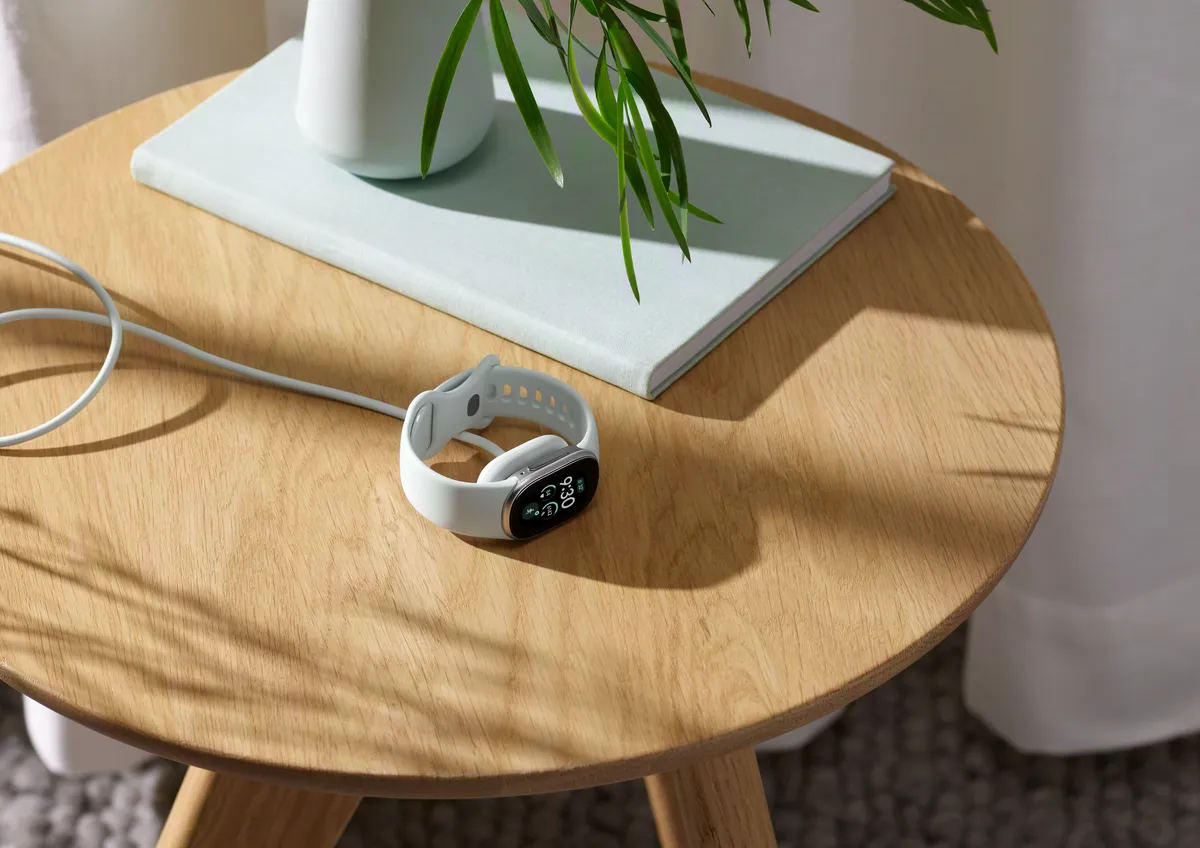 Fitbit Edge trên đế sạc từ tính