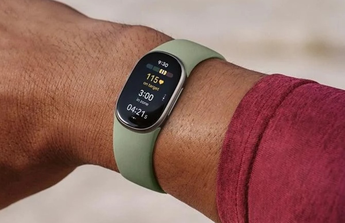 Fitbit Edge đeo trên cổ tay hiển thị nhịp tim và thời gian tập