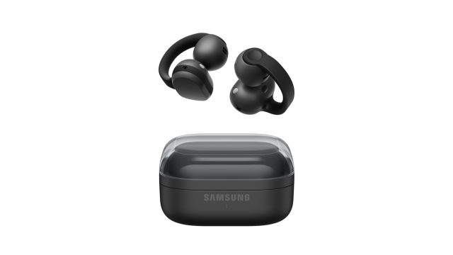 Galaxy Buds On màu đen và hộp sạc đóng nắp