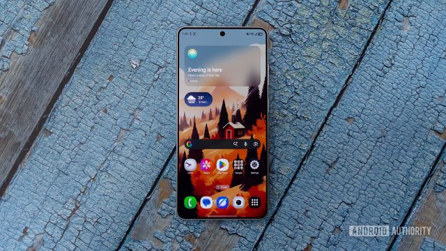 Galaxy S26 Ultra showing One UI home screen