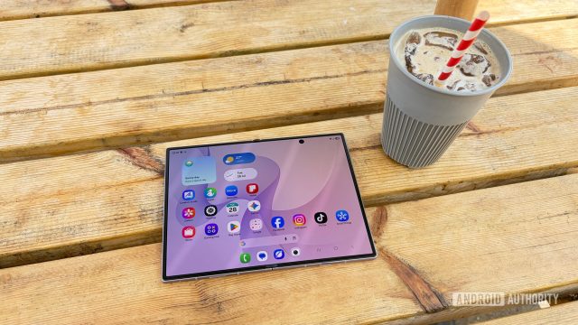 Galaxy Z Fold 8 mở rộng toàn bộ màn hình