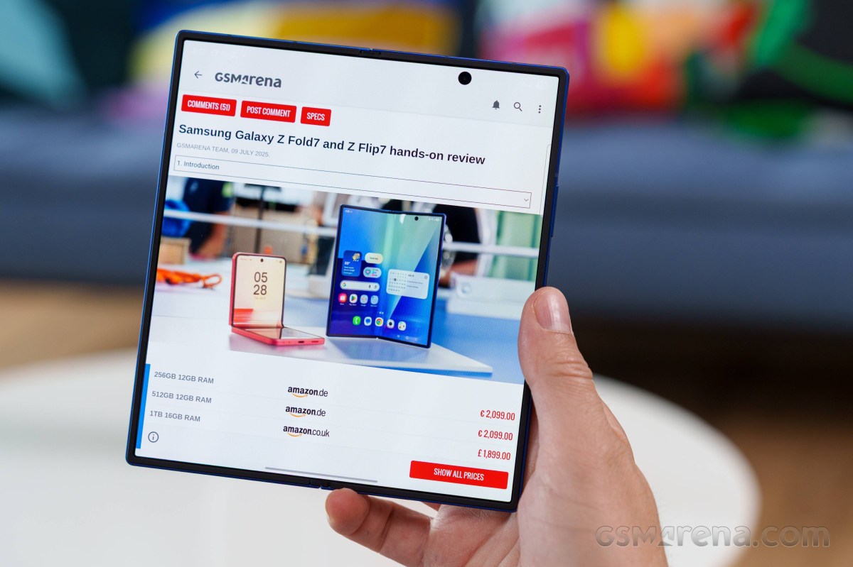 Galaxy Z Fold7 mở màn hình trong, hiển thị trang đánh giá