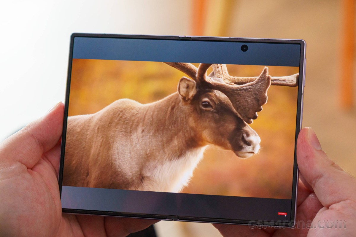 Galaxy Z Fold8 với camera đục lỗ trên màn hình trong