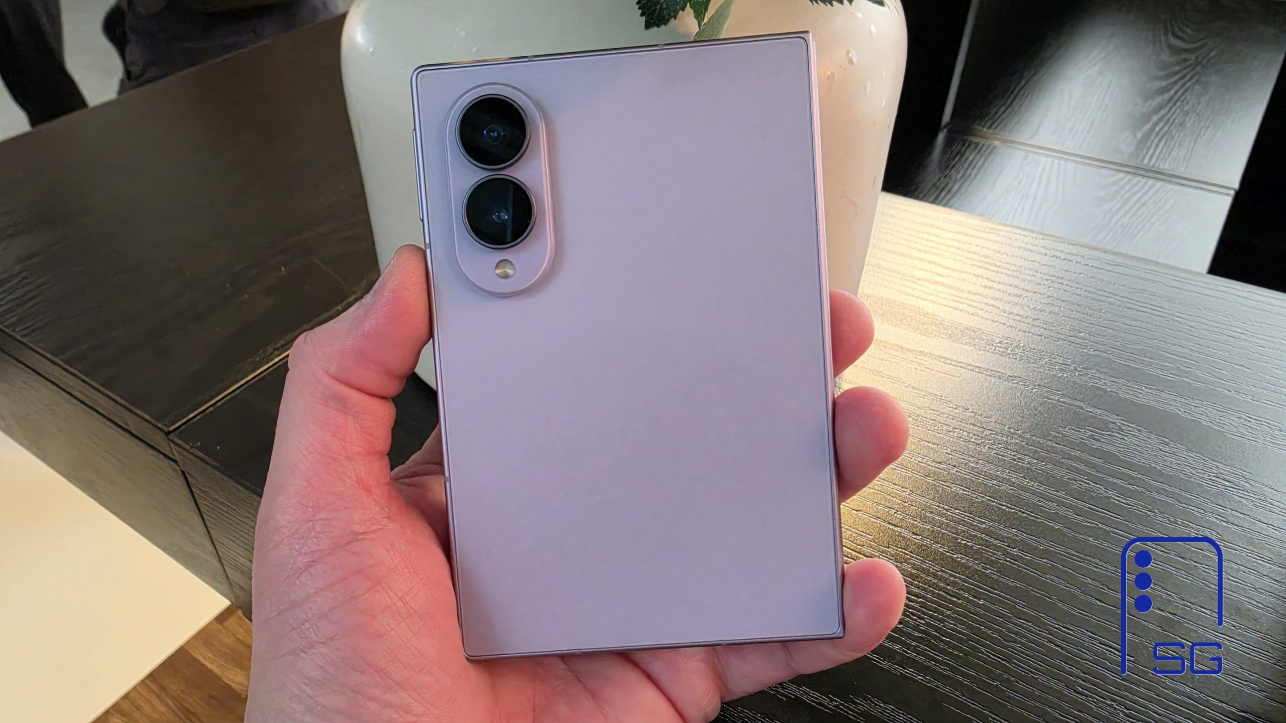 Galaxy Z Fold8 gập, ảnh minh họa cho thế hệ Fold hiện tại
