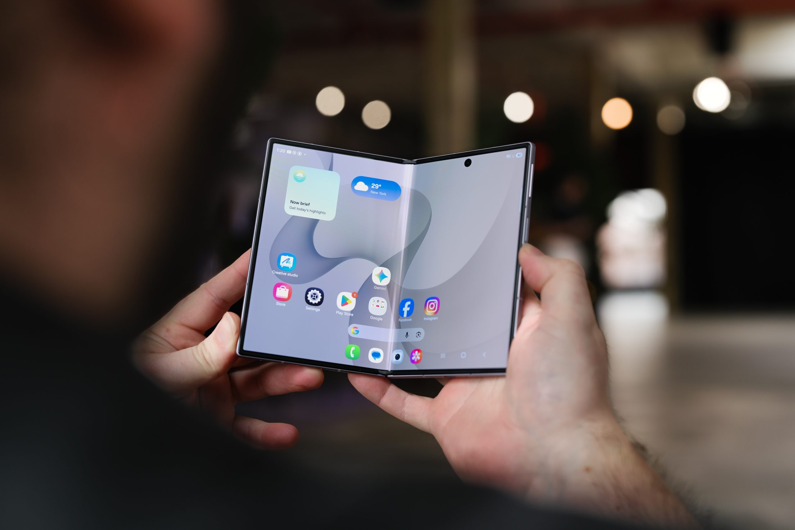 Galaxy Z Fold8 là lựa chọn đối chiếu về thiết kế và trọng lượng, thay vì chỉ so Duo với iPhone dạng thanh. Ảnh: The Verge.
