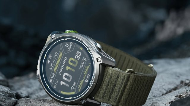 Garmin Enduro 4 mặt trước màn hình MIP viền titanium