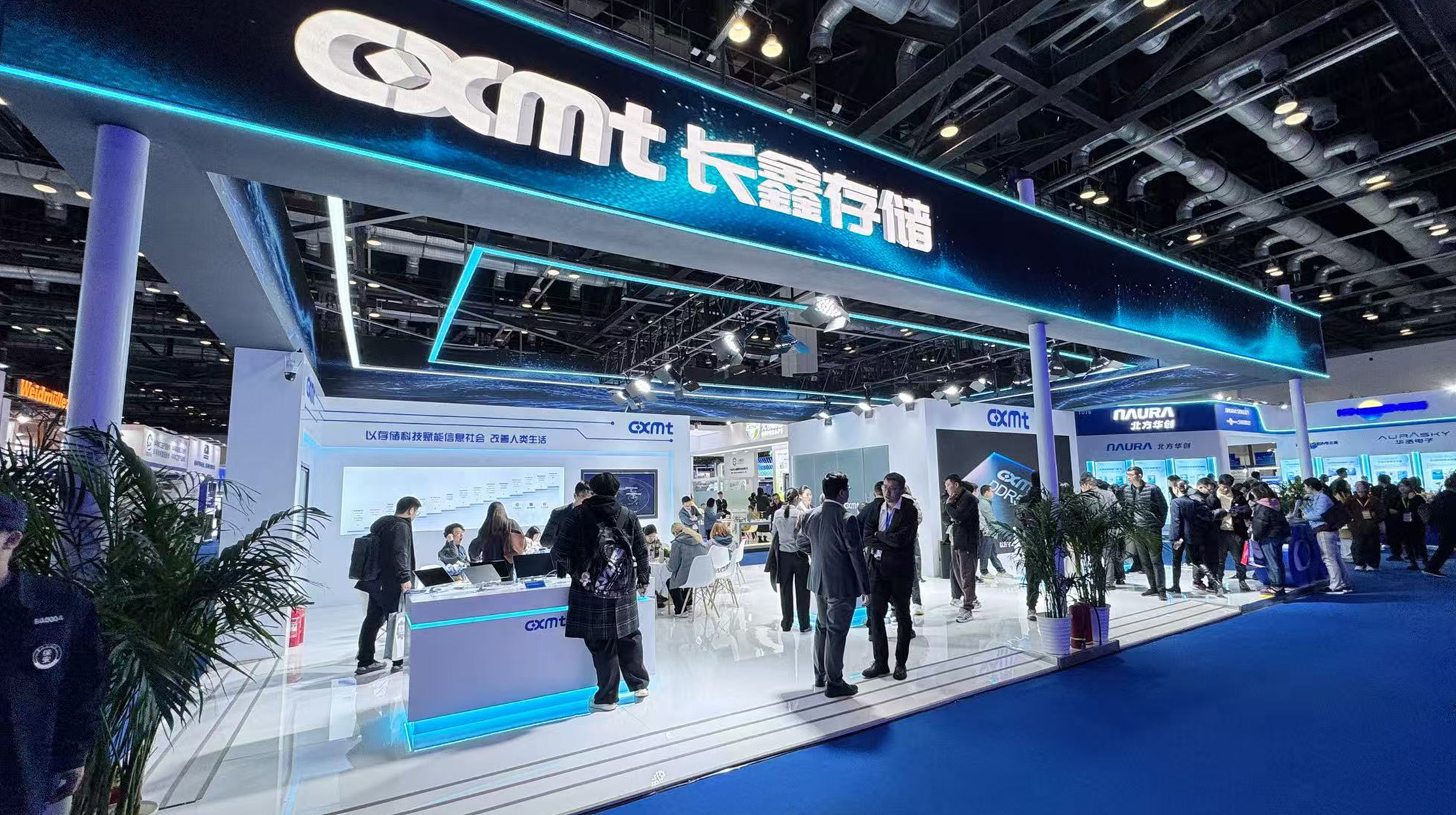 Gian trưng bày CXMT tại triển lãm bán dẫn quốc tế Trung Quốc với biển hiệu và khách tham quan