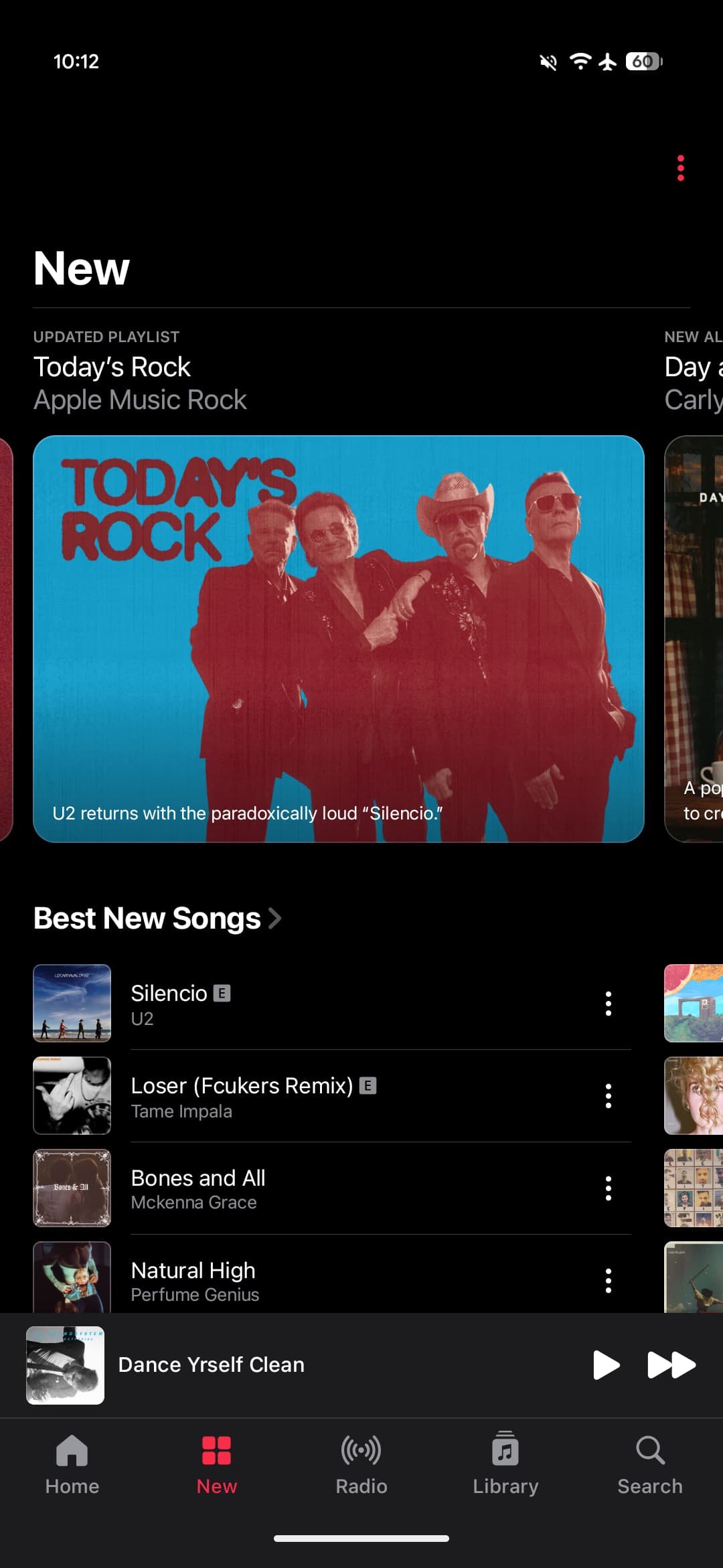 Giao diện Apple Music cũ với màu nhấn đỏ