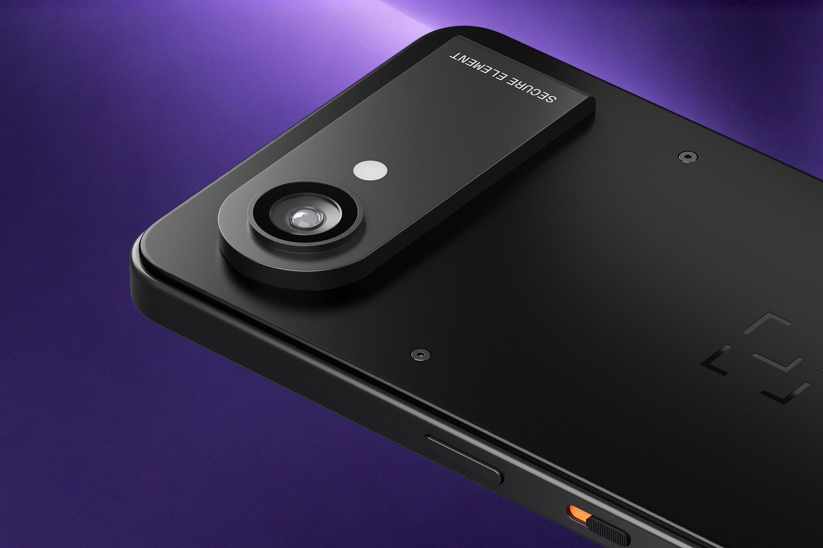 Cận cảnh cụm camera và phím gạt cơ học trên thân máy Atom