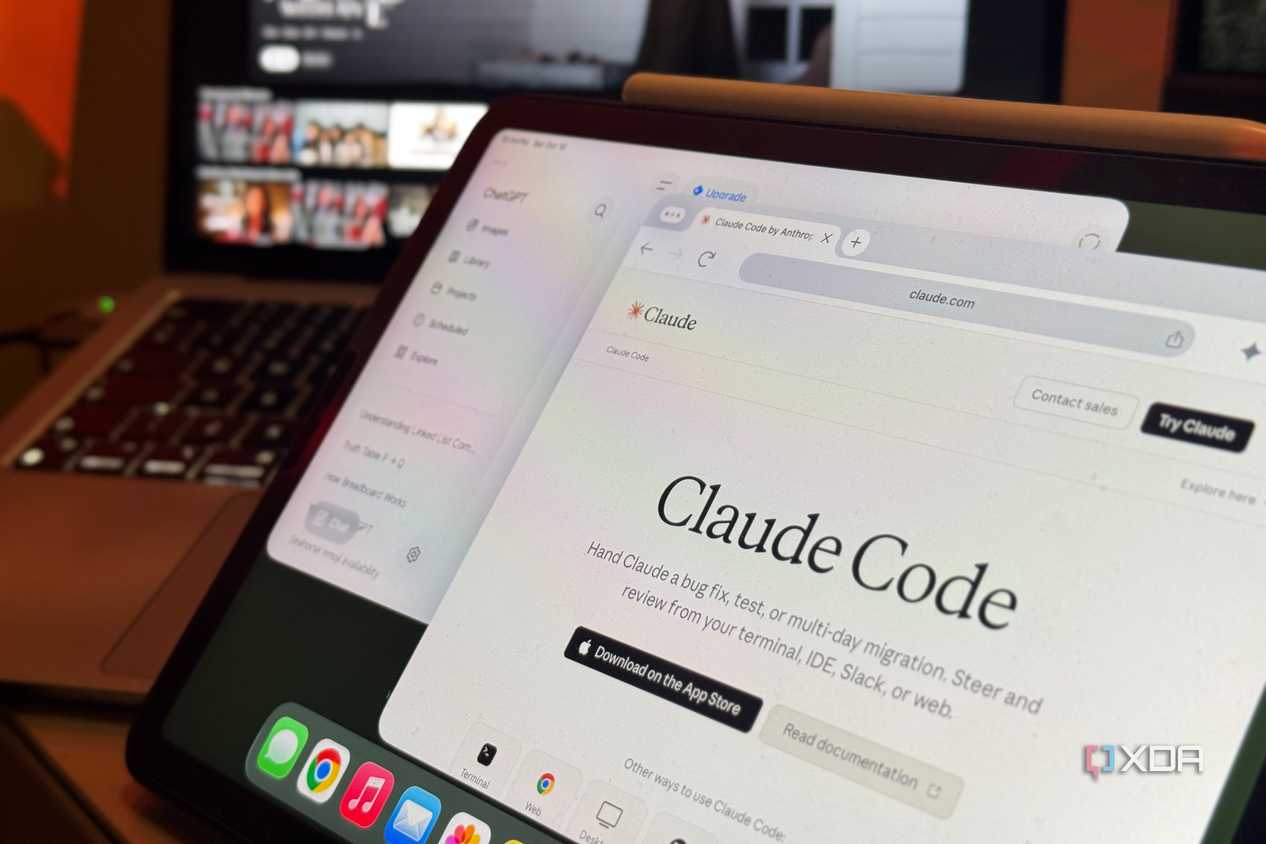 Giao diện Claude và ChatGPT hiển thị trên các thiết bị