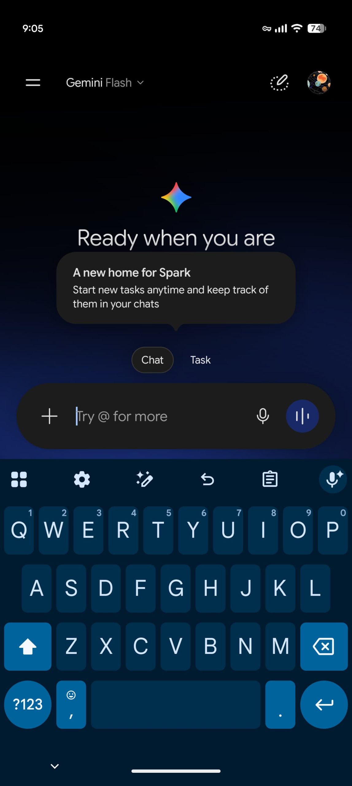 Giao diện Gemini trên Android với hai nút Chat và Task trên khung nhập câu lệnh