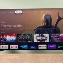 Giao diện Google TV với hàng ứng dụng và vùng đề xuất nội dung