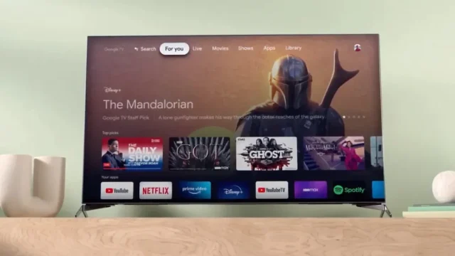 Giao diện Google TV với hàng ứng dụng và vùng đề xuất nội dung