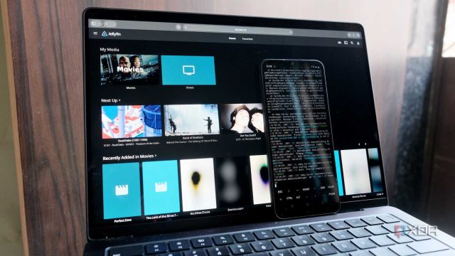 Giao diện Jellyfin trên màn hình máy tính và điện thoại