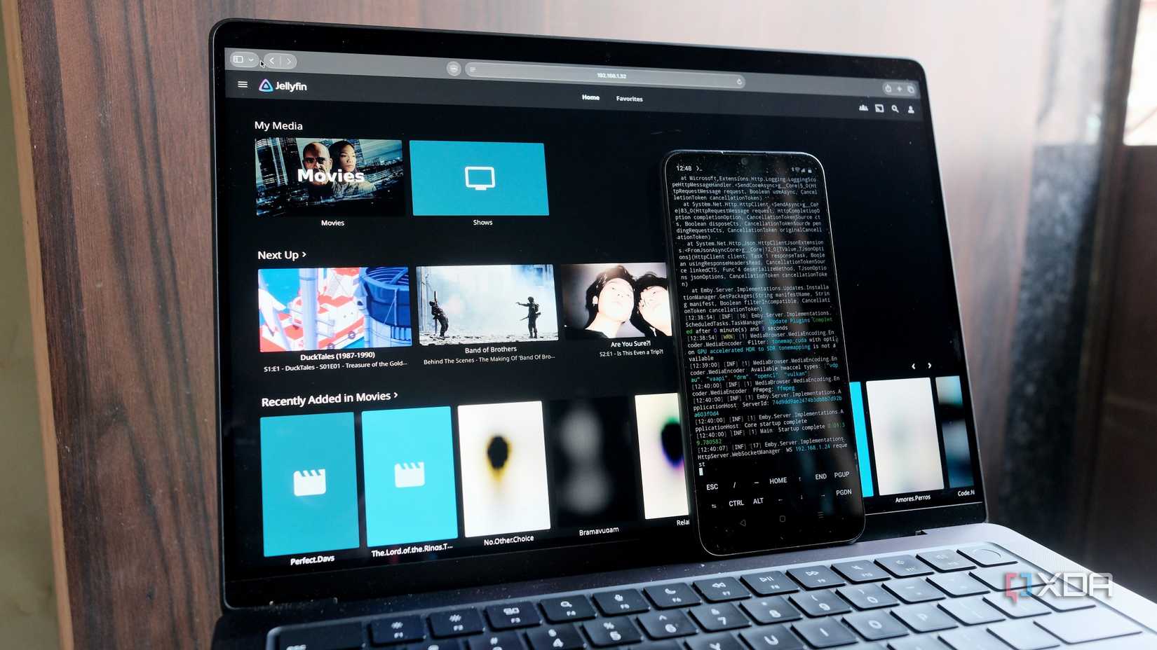 Giao diện Jellyfin trên màn hình máy tính và điện thoại