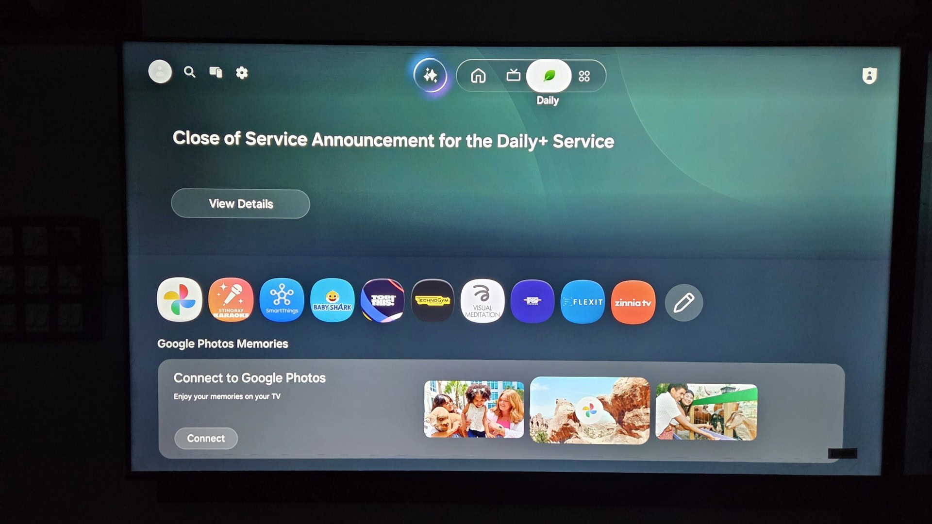 Giao diện Samsung Daily+ hiển thị thông báo đóng dịch vụ và mục Google Photos Memories
