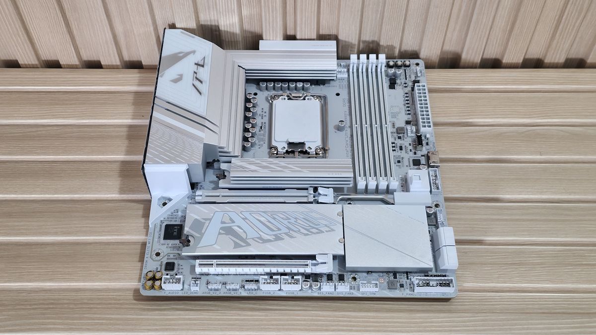 Góc chụp bo mạch Gigabyte Z890M Aorus Elite WiFi7 Ice