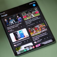 Google Discover đang hiển thị trên màn hình Galaxy Z Fold5.