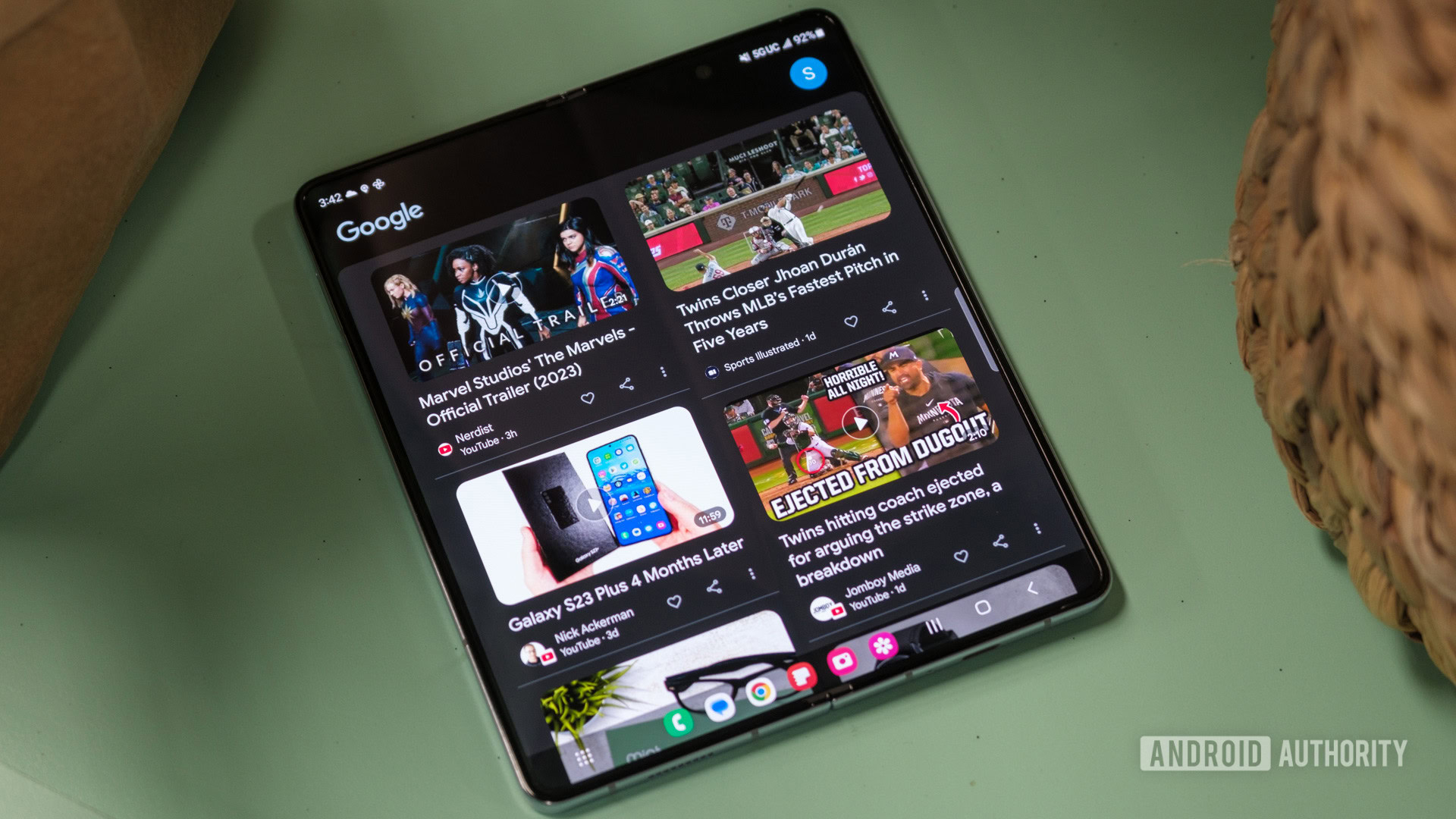 Google Discover đang hiển thị trên màn hình Galaxy Z Fold5.