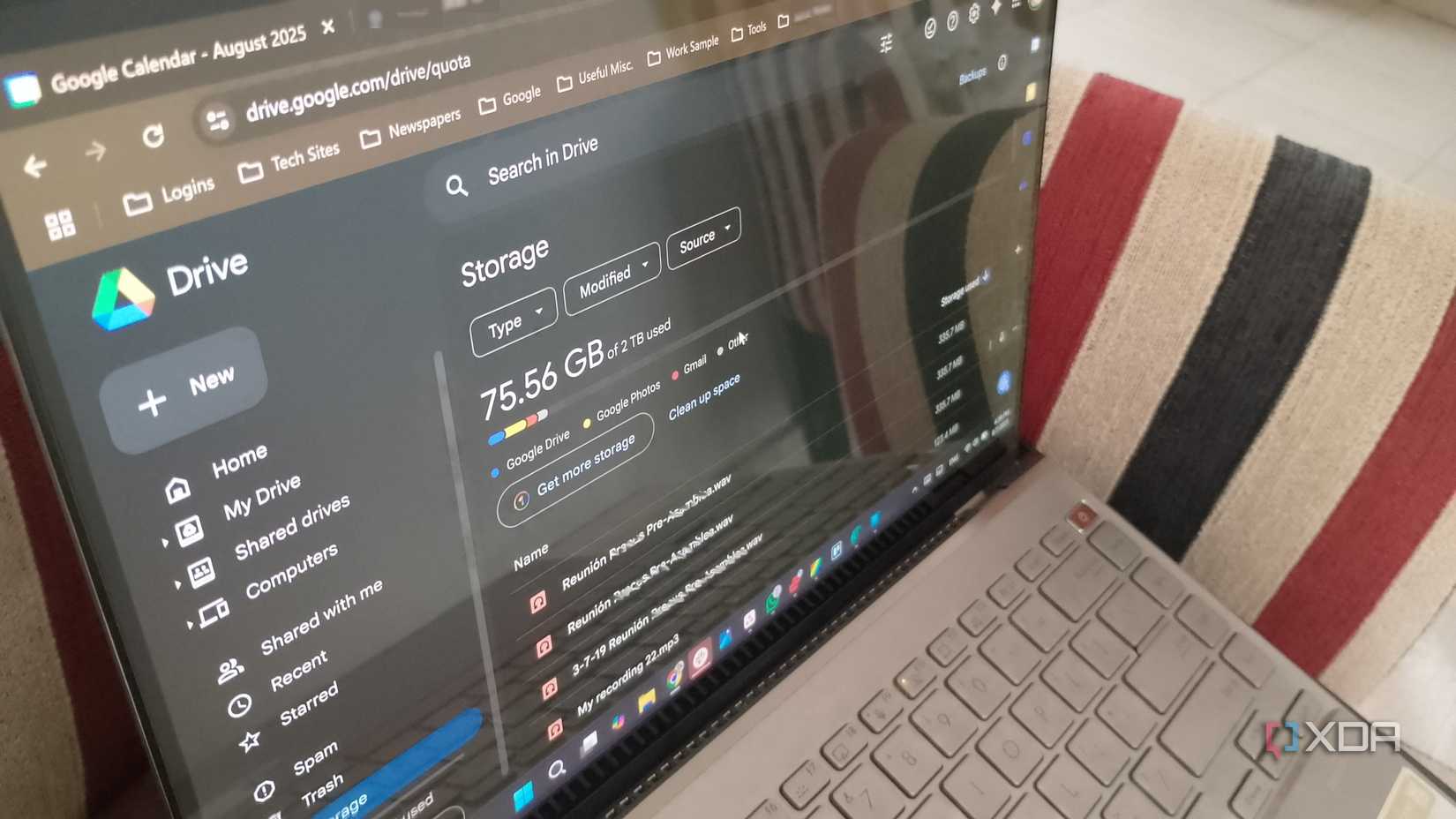 Google Drive mở trên màn hình máy tính xách tay