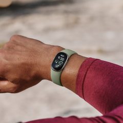 Google Fitbit Edge màu Olive với màn hình OLED dạng viên thuốc