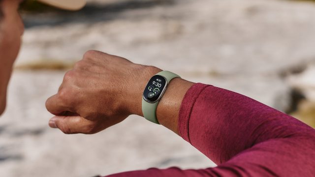 Google Fitbit Edge màu Olive với màn hình OLED dạng viên thuốc