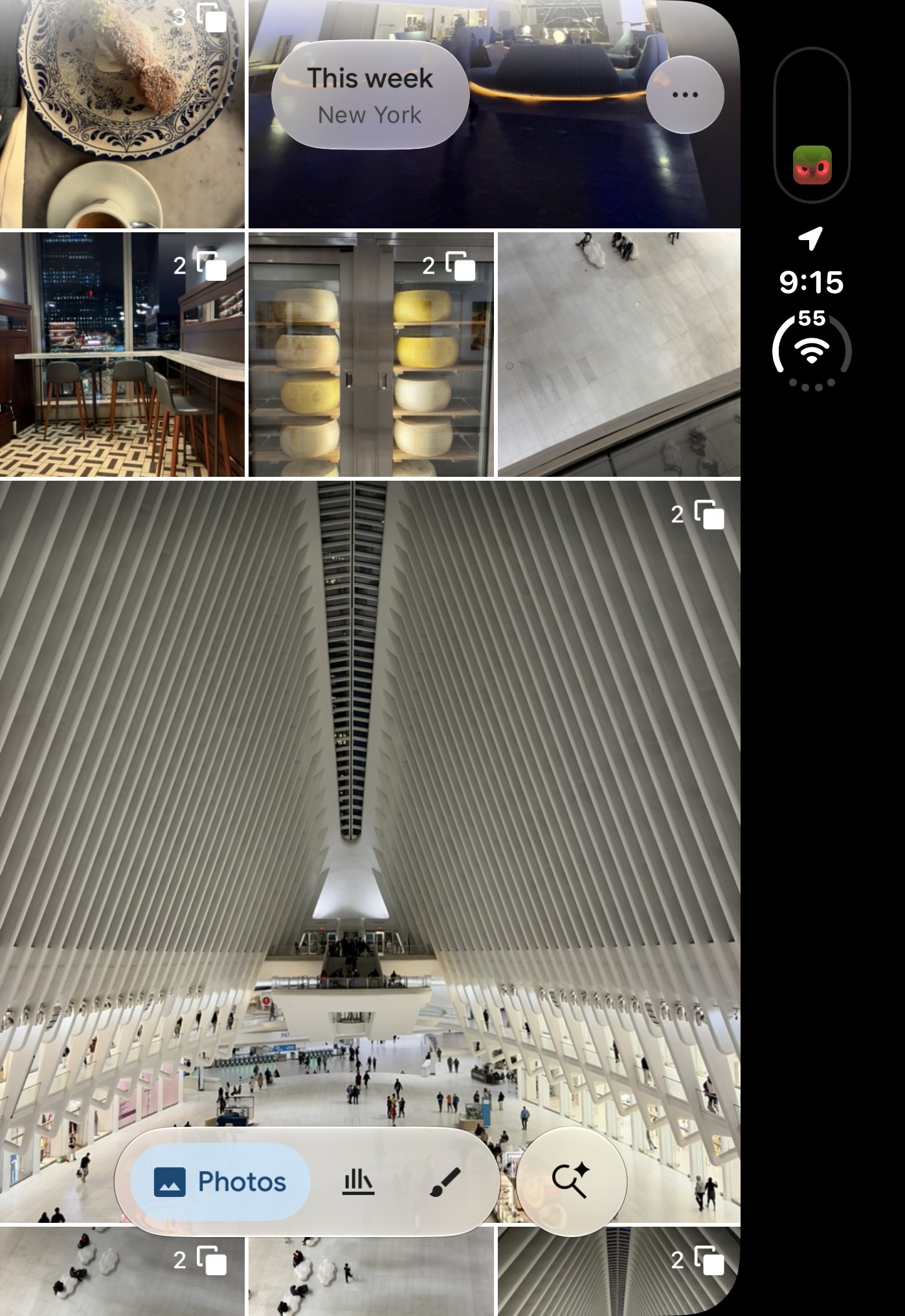 Google Photos trên màn hình ngoài vẫn để vùng trống, nên số inch không phản ánh toàn bộ diện tích hữu dụng. Ảnh: The Verge.