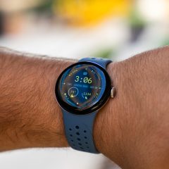 Google Pixel Watch 2 trên cổ tay người dùng