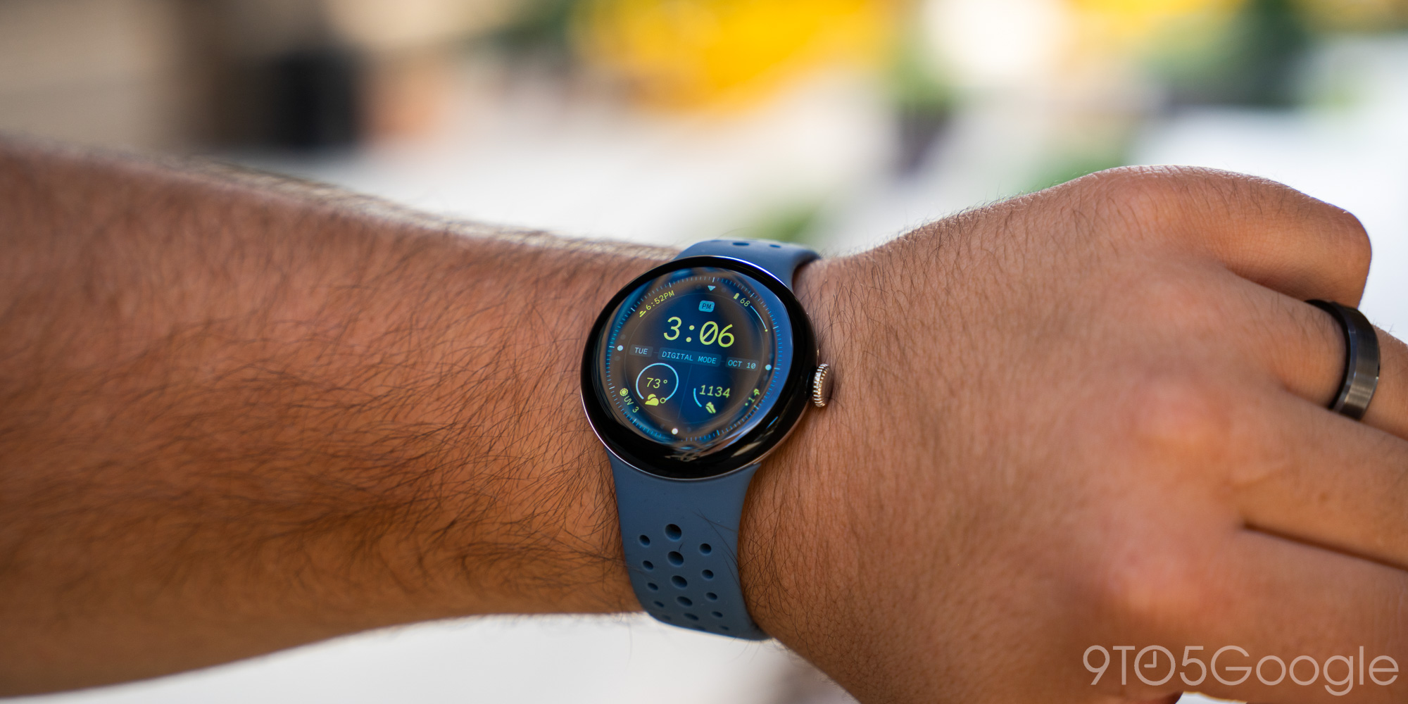 Google Pixel Watch 2 trên cổ tay người dùng