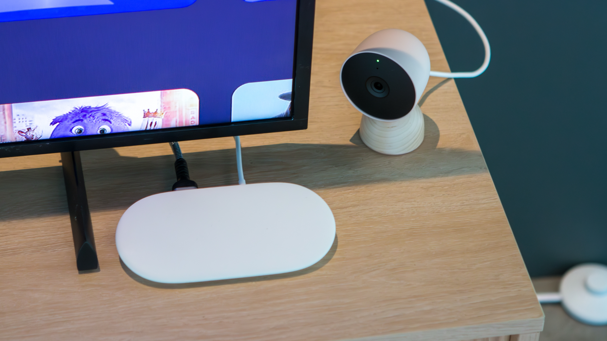 Google TV Streamer đặt cạnh camera Nest Cam