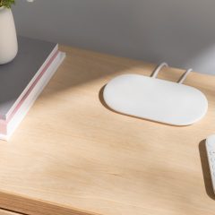 Google TV Streamer đặt trên mặt bàn