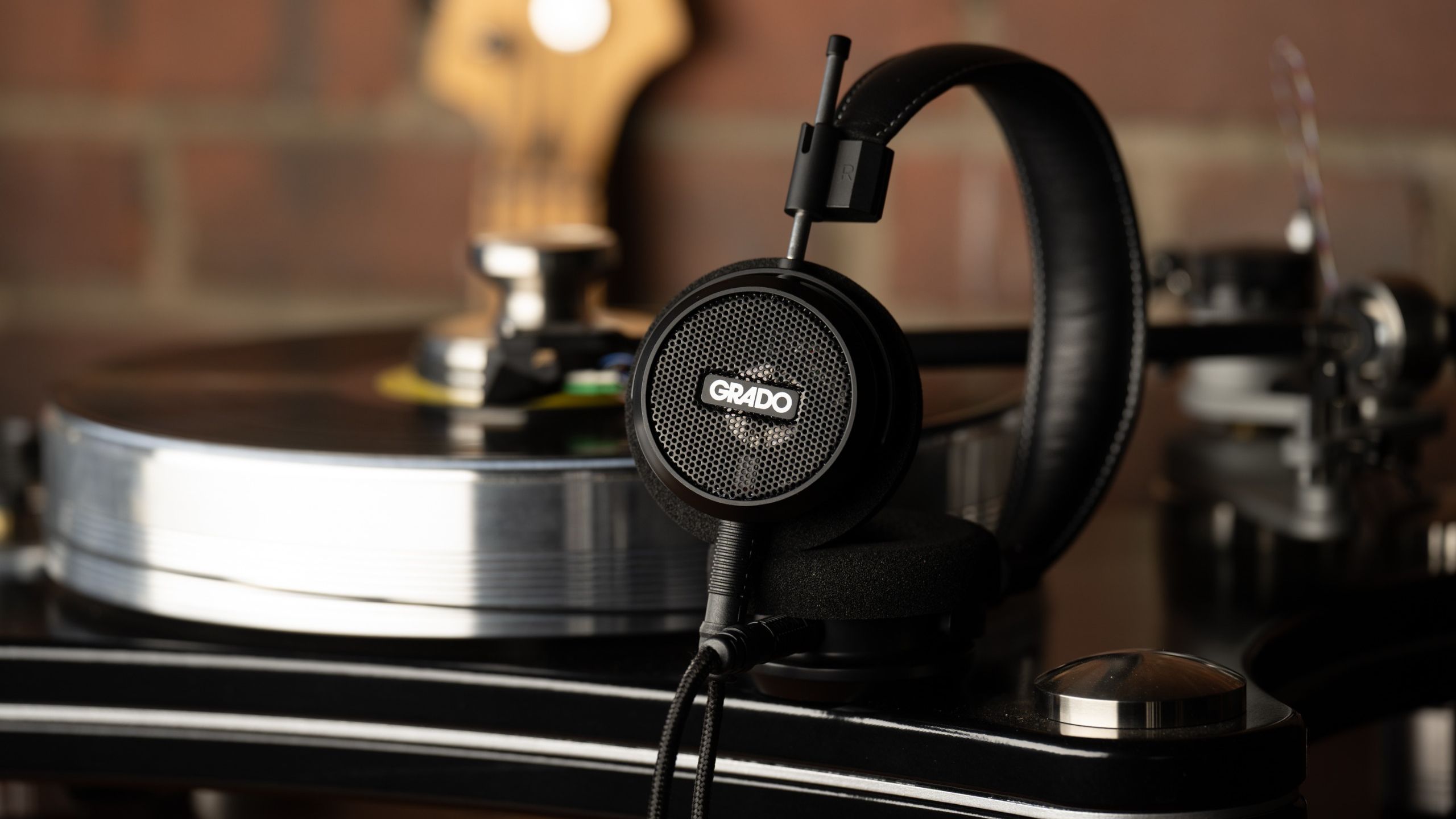 Grado Signature S150 đặt cạnh mâm đĩa than