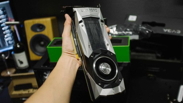 GTX 1070 Founders Edition được cầm trên tay