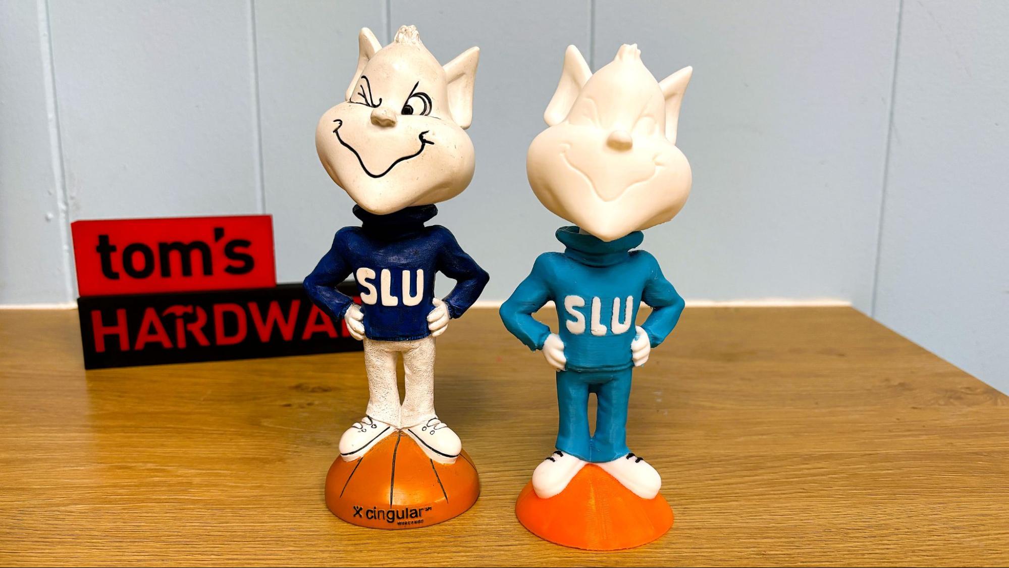 Hai bobblehead Saint Louis University gốc và bản in 3D