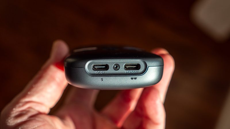 Hai cổng USB-C ở đáy Pocket TV Pro