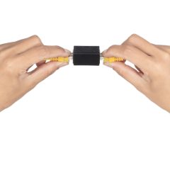 Hai đầu cáp Ethernet màu vàng được ghép bằng coupler RJ45 màu đen.