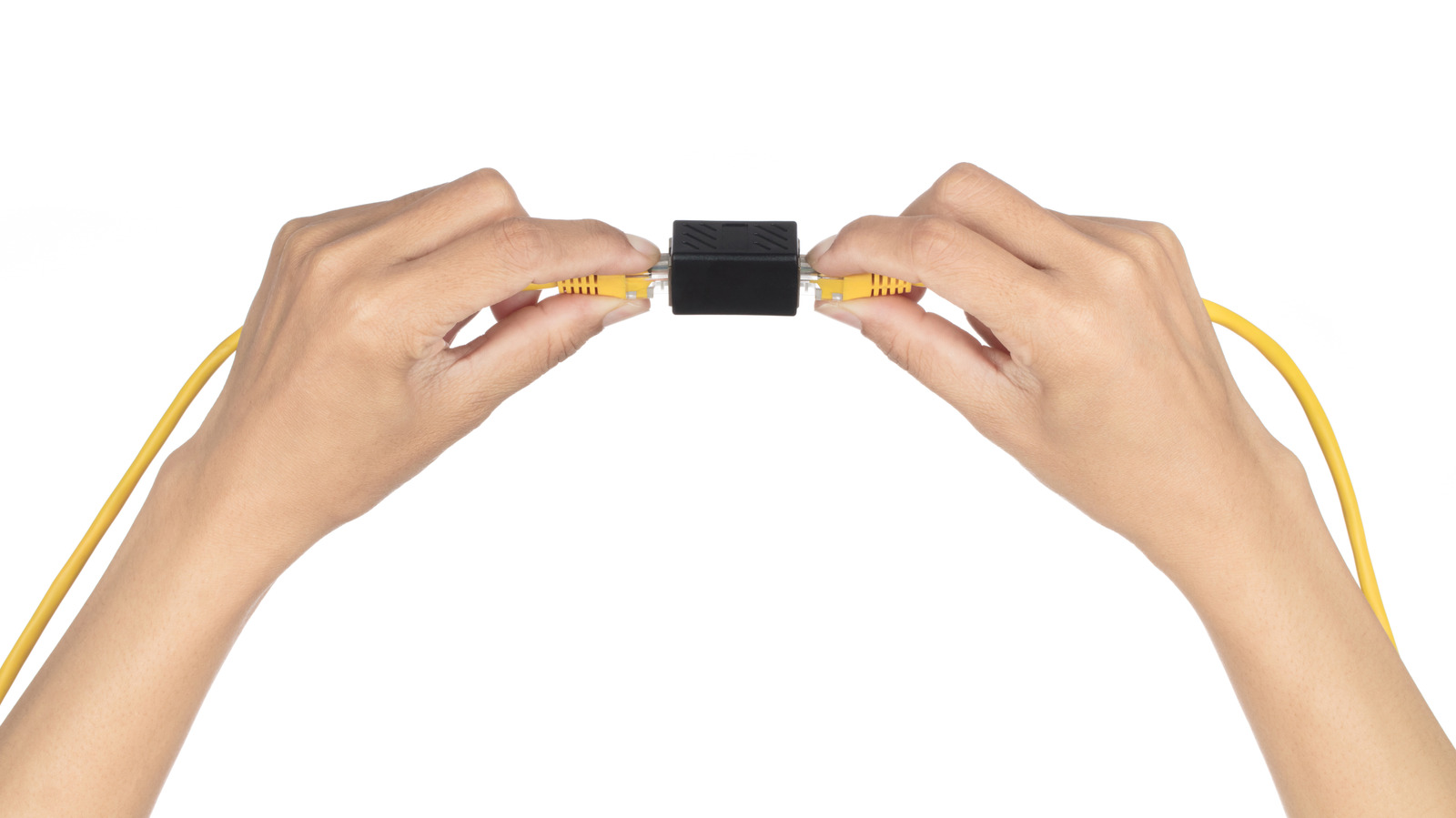 Hai đầu cáp Ethernet màu vàng được ghép bằng coupler RJ45 màu đen.