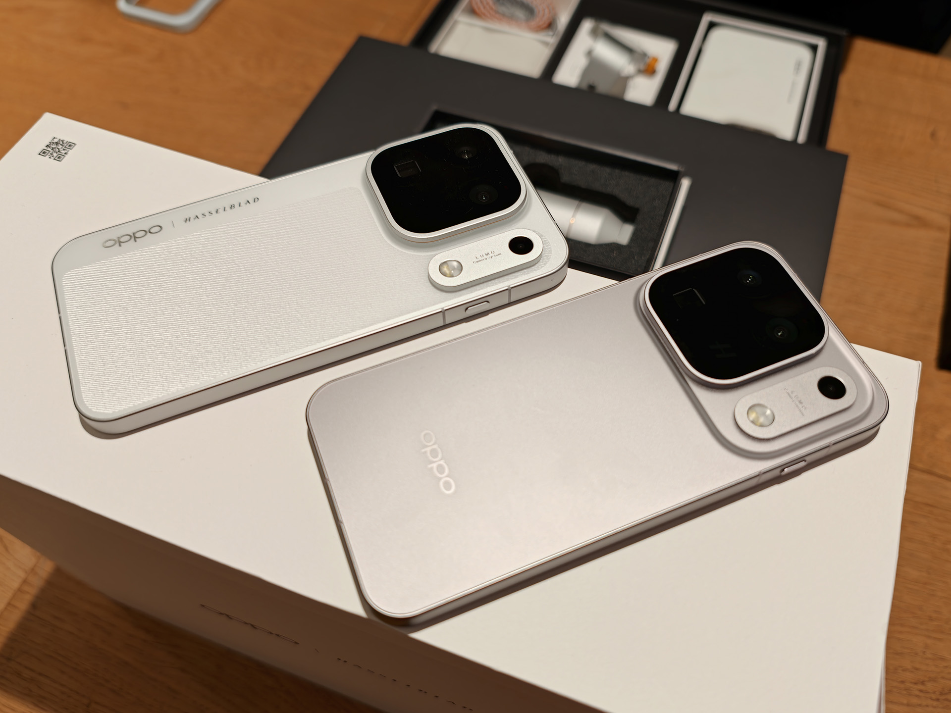 Hai điện thoại Oppo Find X10 Pro Max