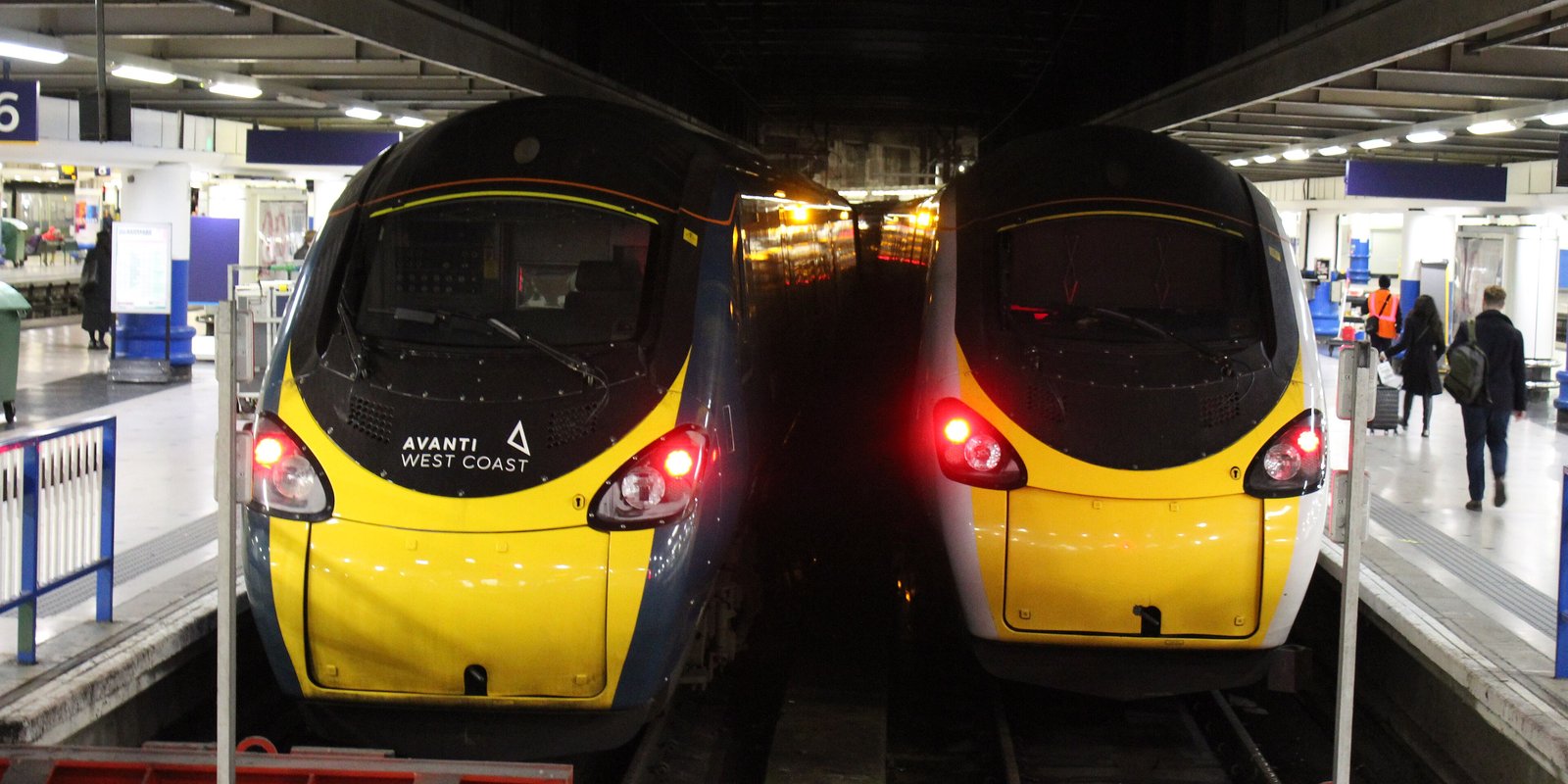 Hai đoàn tàu Avanti West Coast tại sân ga London Euston