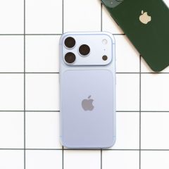 Hai iPhone minh họa việc luân phiên thiết bị với iPhone Handoff