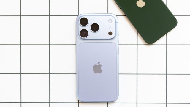 Hai iPhone minh họa việc luân phiên thiết bị với iPhone Handoff
