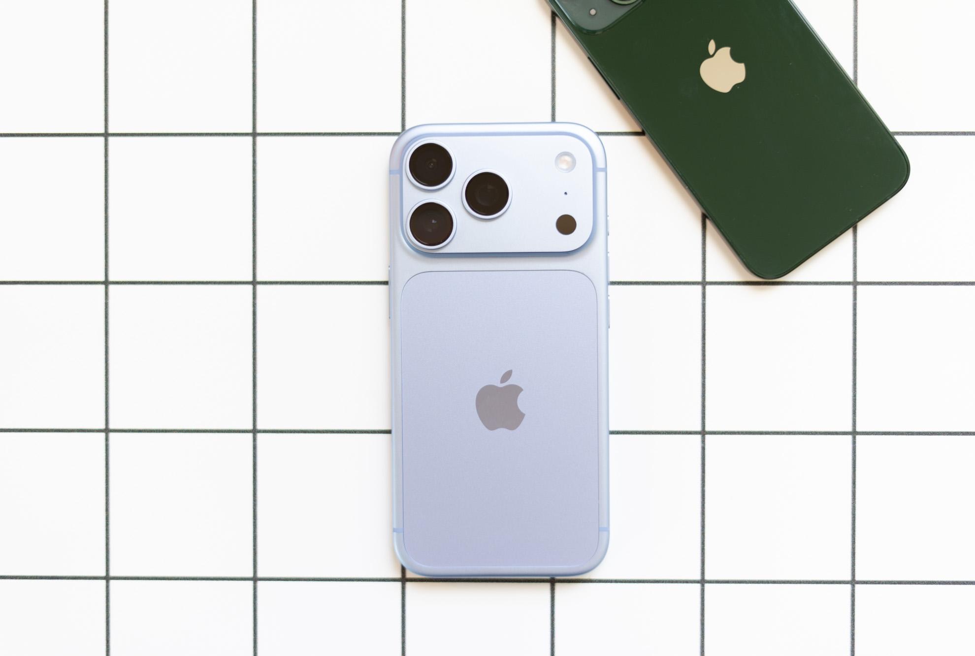 Hai iPhone minh họa việc luân phiên thiết bị với iPhone Handoff