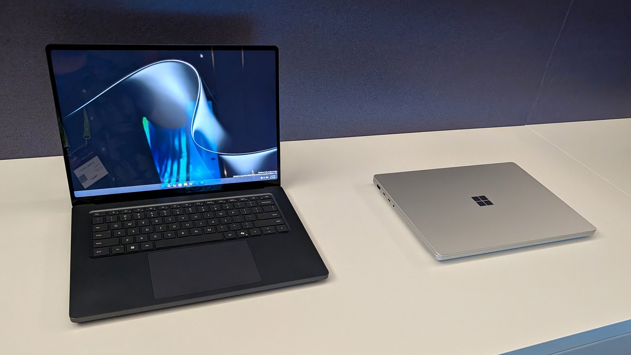 Hai laptop Surface trên bàn trưng bày, một máy mở và một máy khép.