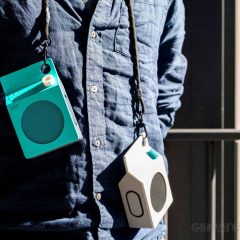 Hai loa CMF Speaker S trắng và xanh được treo bằng dây