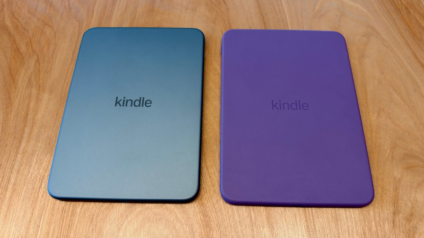 Hai mẫu Kindle 6 inch bản nhựa màu ube và bản nhôm
