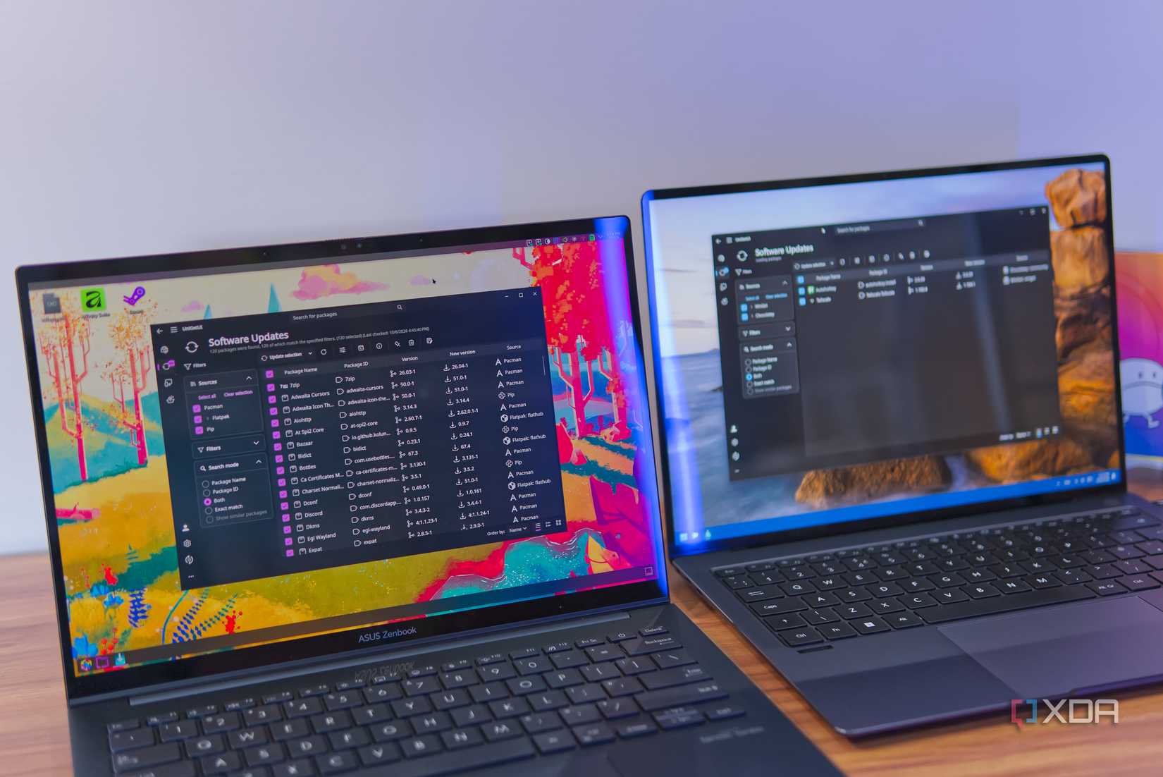 Hai máy chạy Windows và Linux đặt cạnh nhau gợi lại khác biệt về cách hệ thống tệp của mỗi nền tảng quản lý dữ liệu.