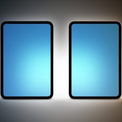 Hai máy tính bảng iPad mini đặt cạnh nhau