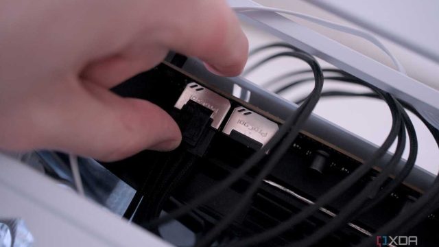 Hai nhánh 4-pin có thể ghép thành đầu 8-pin hoặc dùng riêng theo ổ nguồn của bo mạch chủ.
