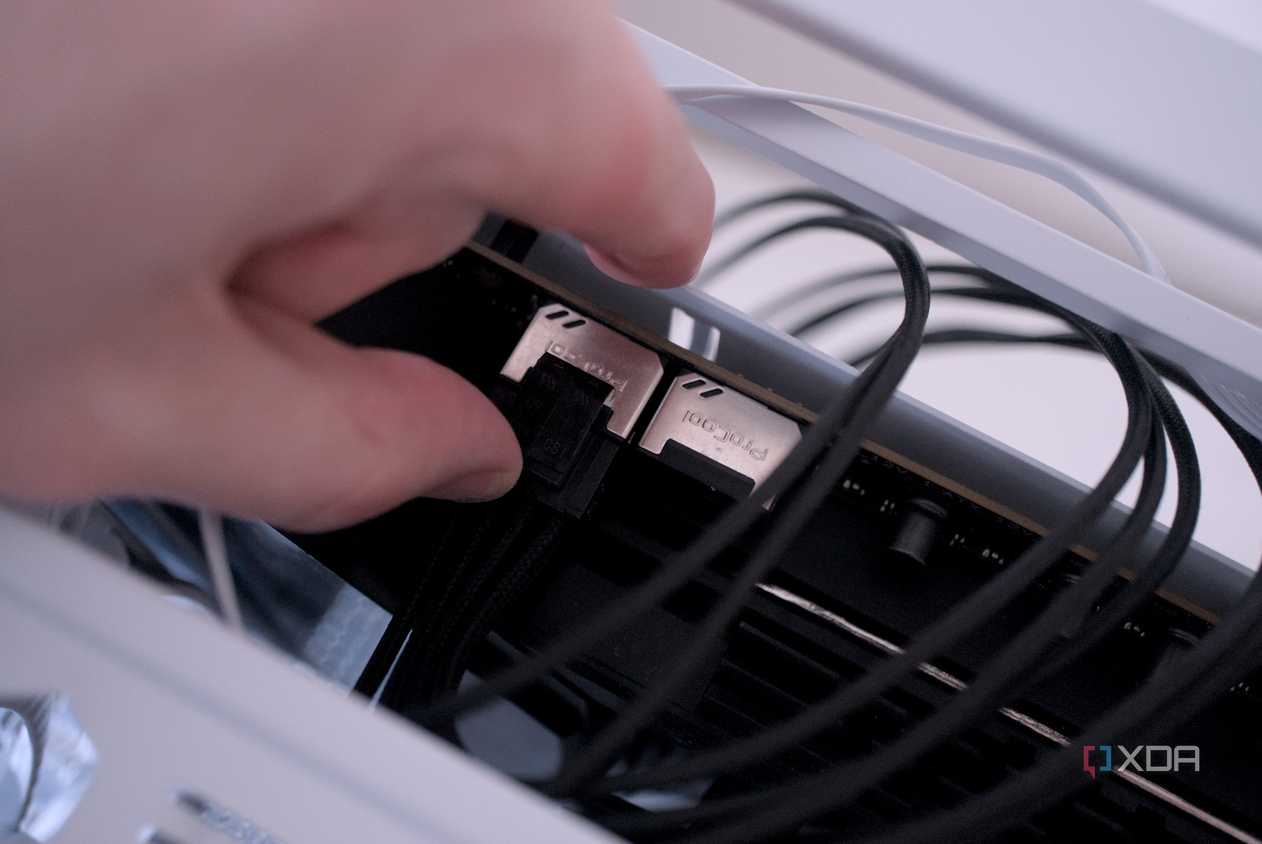 Hai nhánh 4-pin có thể ghép thành đầu 8-pin hoặc dùng riêng theo ổ nguồn của bo mạch chủ.